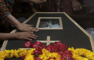 Pakistán comienza a enterrar a sus muertos