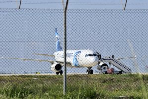 Exesposa de secuestrador llega al aeropuerto de Lárnaca