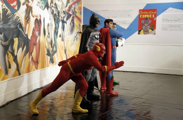 Hoy se ha inaugurado en el Centro Cultural Fernán Gómez la exposición "Universo DC Comics", que repasa más de 80 años de historia de la editorial de superhéroes a través de más de 150 cómics originales, material audiovisual, trajes originales de la película "Batman v Superman: El amanecer de la justicia" o una maqueta de la ciudad de Gotham. EFE/J.J. Guillen