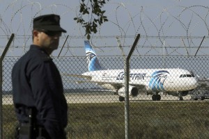 Hombre que secuestró avión de EgyptAir lo hizo para poder ver a su exesposa (VIDEO)