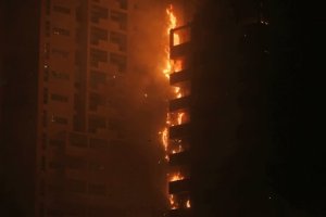 Incendio en un rascacielos en Emiratos Árabes dejó 12 heridos