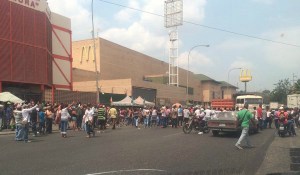 Vecinos de Guatire protestan por la escasez de comida