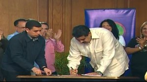 Maduro firma convención colectiva para los trabajadores de la educación