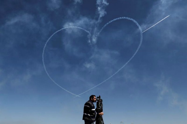 Aviones de la Fuerza Aérea Británica (RAF) realizan acrobacias durante un entrenamiento sobre el aeropuerto militar de Tanagra a unos 70 km de Atenas (Grecia) hoy, 30 de marzo de 2016. Durante las próximas 5 semanas pilotos, ingenieros y demás personal operarán desde Tanagra. EFE/Yannis Kolesidis