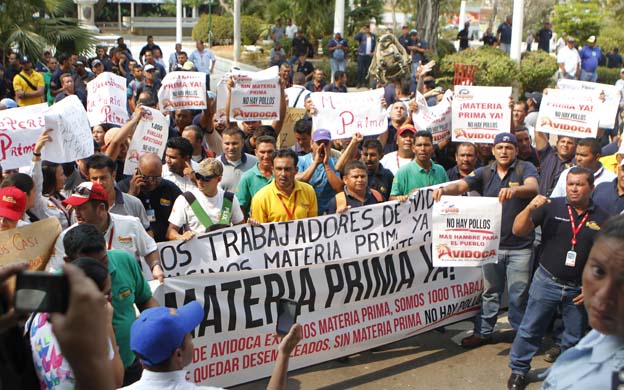 Trabajadores de Avidoca protestaron en el Palacio de los Cóndores para exigir la materia prima para la producción de pollos. (Foto: Dabelis Delgado)