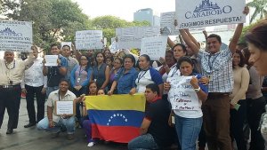 Trabajadores de Seguros Carabobo protestaron ante la Vicepresidencia (Fotos)