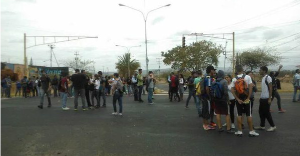 En Guayana estudiantes de la Unexpo protestan por transporte