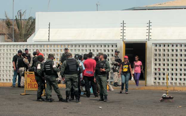 Los familiares empezaron a llegar masivamente después del mediodía y la Policía custodió la entrega de alimentos. (Foto: Alejandro Paredes/ La Verdad) 
