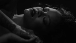 Una deliciosa Rihanna se aventura a decirnos “Kiss it better” en este nuevo video