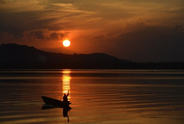 INDIA-KASHMIR-WEATHER-SUNSET-FEATURE