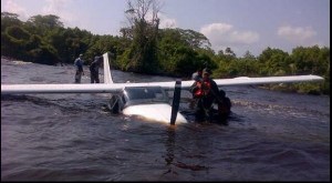 Cayó una presunta narcoavioneta en el Lago de Maracaibo (FOTOS)