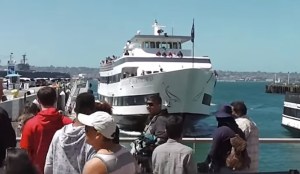 ¡Momento de película! Mira el impactante choque de un barco contra un muelle (VIDEO)