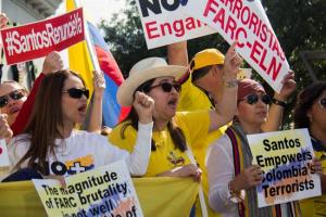 El uribismo exhibe su fuerza en multitudinarias marchas contra Santos
