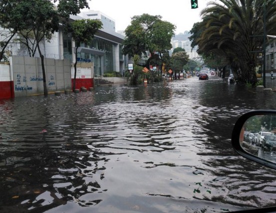 La mega laguna que se formó en Las Mercedes por un “ratico” de lluvia (Fotos)