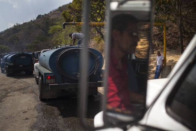 Algunos han optado por asaltar a los camiones cisterna y robarse el agua. PHOTO: WILFREDO RIERA/BLOOMBERG NEWS