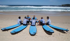 Surf, terapia para migrantes que viven odiseas en el mar (Fotos)