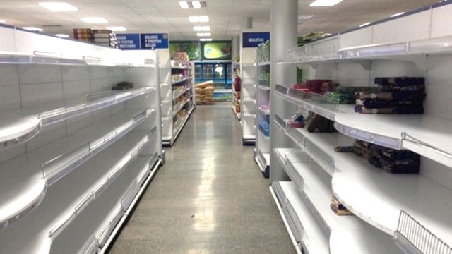 Anaqueles de un supermercado en Cuba (foto: bbc.co.uk)