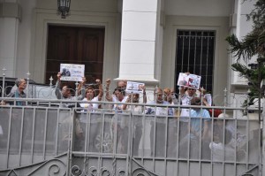 Familiares de presos políticos se encadenan en la Nunciatura Apostólica (Fotos)