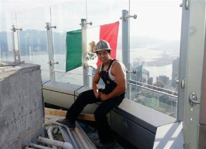 Cuelgan bandera mexicana sobre torre de Trump en Vancouver