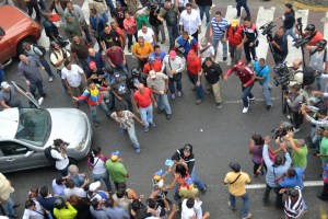 FOTOS: La desmedida agresión de los chavistas en las afueras del CNE