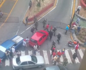 VIDEO: Ante la mirada cómplice de la GNB oficialistas arremetieron contra la AN