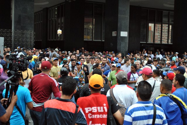 Los chavistas atacaron a opositores que acudieron al CNE (Foto AFP)