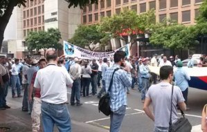 Trabajadores de Corpoelec protestaron en la Av. Francisco de Miranda (Fotos)