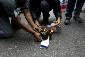 Chavistas quemaron gorra de Primero Justicia durante disturbios en el CNE (Foto+Video)