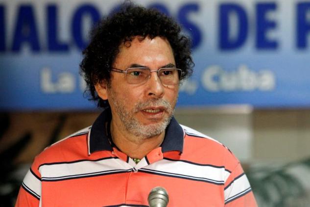 El integrante de la guerrilla colombiana FARC-EP, Pastor Alape, participa hoy, viernes 8 de abril del 2016, de una rueda de prensa en en La Habana (Cuba), donde continúan los diálogos de paz con los representantes de las guerrillas de las FARC-EP y el Gobierno colombiano. EFE/Ernesto Mastrascusa