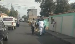 VIDEO: Por falta de ambulancia en Coro, lo trasladan en camilla por las calles