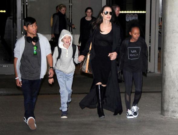 angelina-jolie-con-sus-hijos-gtres