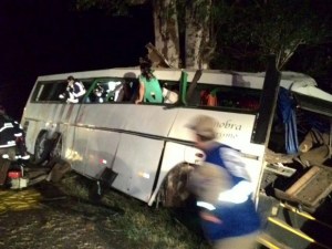Al menos diez muertos en Brasil al chocar autobús atacado por asaltantes