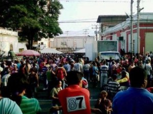 Desesperación: Las kilométricas colas para comprar comida en San Juan de Los Morros (Fotos) #9A