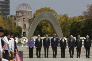 Kerry hace un histórico homenaje a víctimas de la bomba atómica en Hiroshima