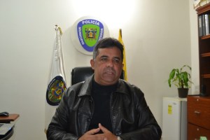 Prohibición de salida del país y régimen de presentación para el comisario Víctor Hugo Mora