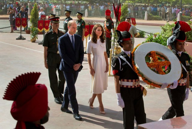 Britain's Prince William and his wife Catherine, Duchess of Cambridge, arrive to pay their tributes at the India Gate war memorial in New Delhi, India, April 11, 2016. REUTERS/Manish Swarup/Pool