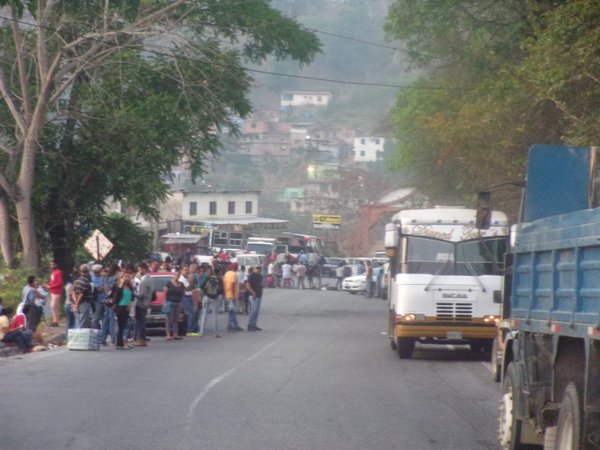 #11A: Protesta en Guatire por falta de agua