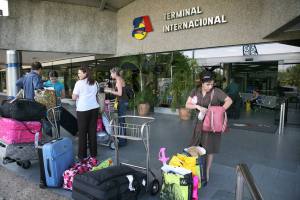 Obstáculos del Gobierno impiden la salida de viajeros del país