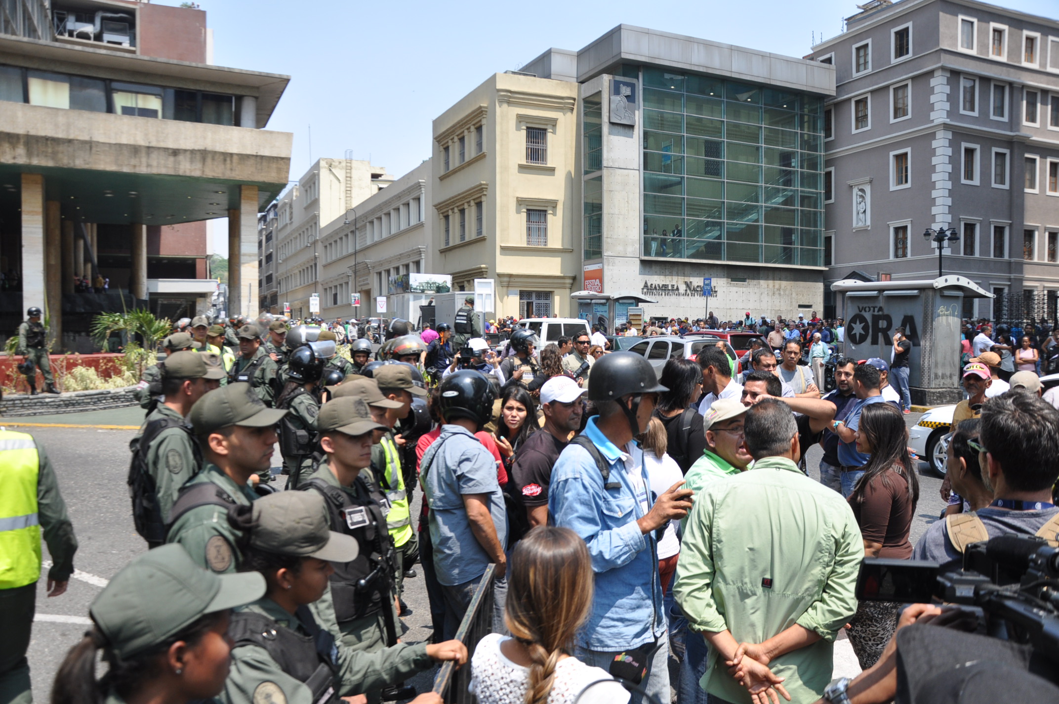 FOTOS: Grupos oficialistas rodearon el CNE para amedrentar a diputados opositores