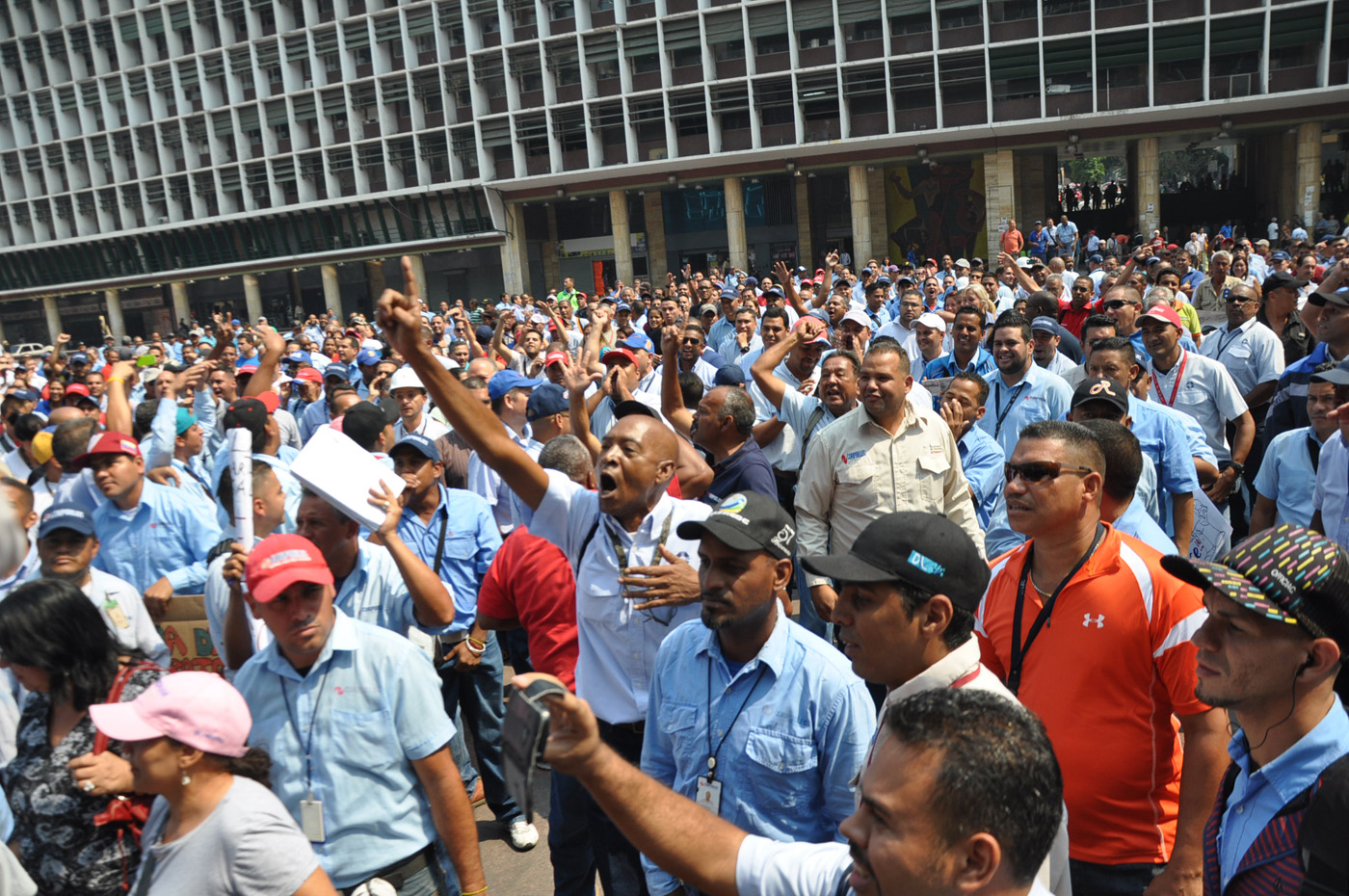 #12A: Empleados de Corpoelec manifiestan en el Ministerio del Trabajo