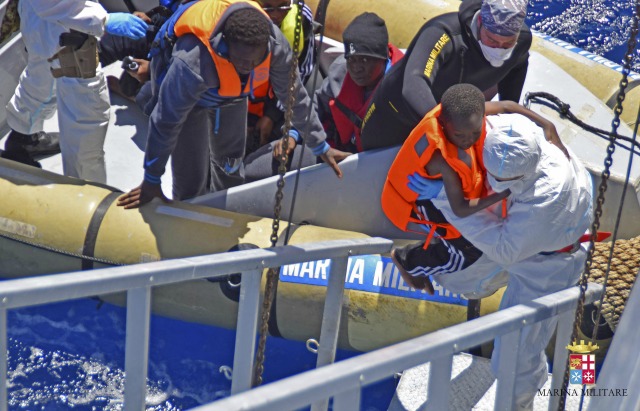 Los migrantes son vistos durante una operación de rescate por los buques de la Marina italiana frente a la costa de Sicilia, en este mes de abril 11, el año 2016 la imagen folleto proporcionado por Marina Militare. REUTERS / Marina Militare / Handout a través de Reuters