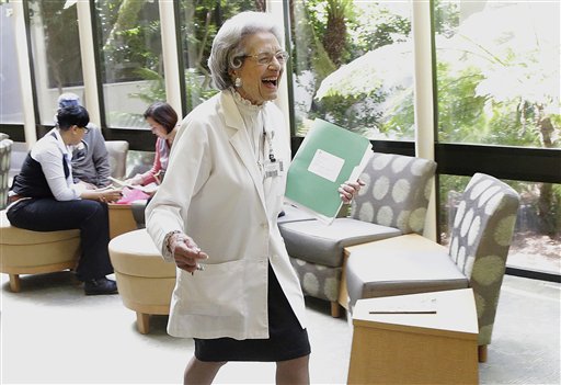 Mujer cumple 70 años trabajando en el mismo hospital
