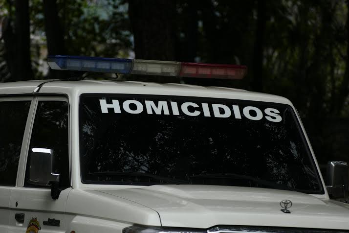 Triple homicidio en el 23 de Enero: Las víctimas jugaban dominó cuando los asesinaron