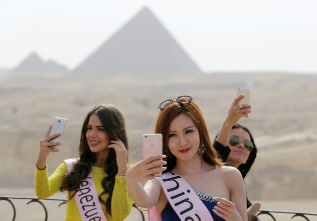 Los concursantes de Señorita Universo ECO toman una autofoto con las pirámides detrás de ellos en las afueras de El Cairo, Egipto, 10 de abril de 2016. REUTERS / Mohamed Abd El Ghany