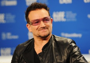 El cantante irlandés Bono asiste a misa y comulga en Bogotá