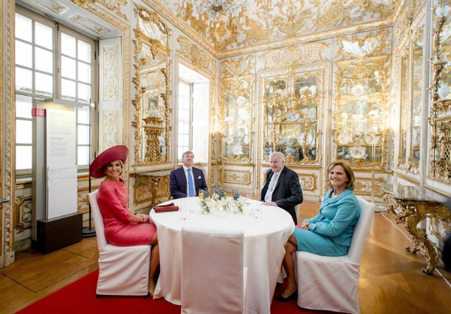 El primer ministro del estado federado de Baviera, Horst Seehofer (2d), su mujer, Karin (d), la reina Máxima de Holanda (i) y el rey Guillermo-Alejandro (2i) se reúnen durante su visita a la ciudad hoy, 13 de abril de 2016. EFE/Robin Van Lonkhijsen