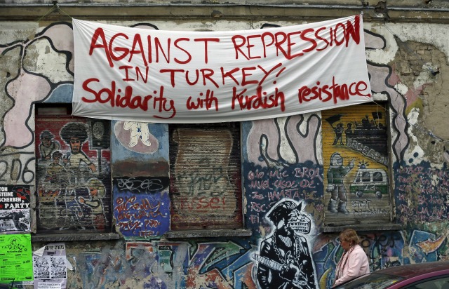 Una pancarta cuelga en una casa okupa en Berlín, Alemania, 13 de abril de 2016. Las palabras leídas Contra la represión en Turquía! Solidaridad con la resistencia a los kurdos. REUTERS  Hannibal Hanschke