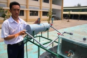 Estudiante vietnamita inventa una máquina barata que produce agua potable