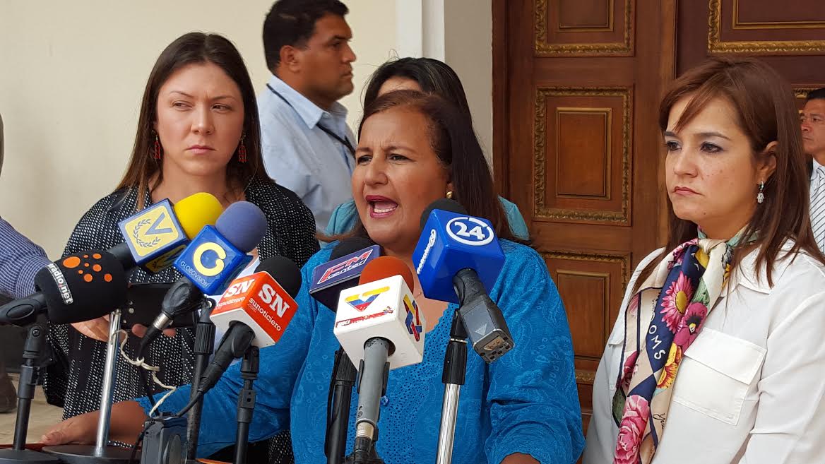 Dinorah Figuera demandó pronunciamiento del Defensor del Pueblo sobre entrega de bolsas de comida