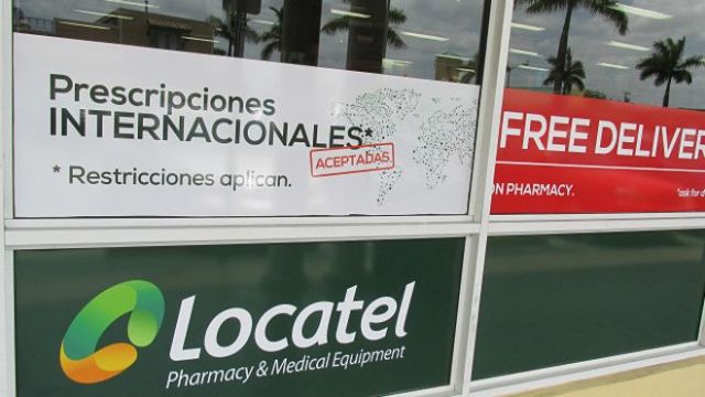 La vitrina de la farmacia Locatel en Miami (EE.UU.) tiene un aviso que indica que aceptan prescripciones médicas internacionales. Foto: BBC Mundo